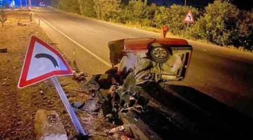 Korkunç kazada otomobil ikiye bölündü