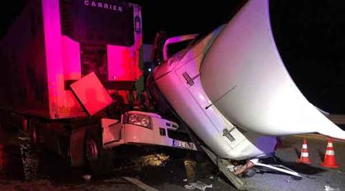 Korkunç kazada TIR bu hale geldi! 1 ölü...