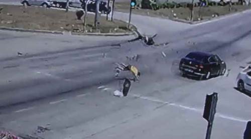 Korkunç trafik kazası: Metrelerce havada uçtular!