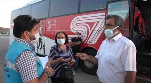 Koronavirüslü kadını otobüse aldı, bahanesi pes dedirtti!