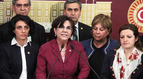 KORUYARAK KOLLAYARAK YATMIŞTIR