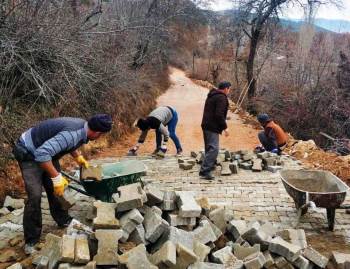 Köy Mezarlık Yoluna Kilitli Parke Taşı
