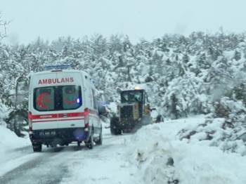 Köy Yolu Kapandı, Hastanın İmdadına İl Özel İdaresi Yetişti
