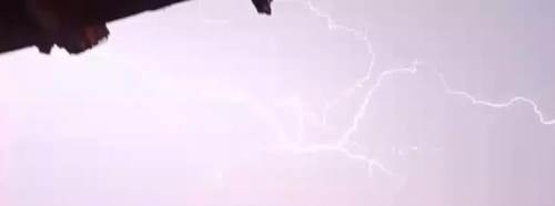 Köye düşen yıldırım korku dolu anlar yaşattı