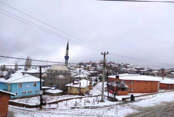 Köye Yağan 5 Santimetre Kar Sevindirdi
