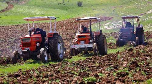 Köylü eriyip bitiyor efendiler seyrediyor!