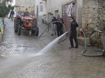 Köylüler Kaplıca Suyuyla Sokakları Yıkıyorlar
