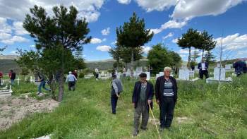 Köylüler Mezarlık Ve Merada Sondaj Nöbetine Başladı
