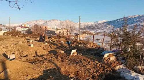 Köyü deprem vurdu: Aynı aileden 14 kişi...