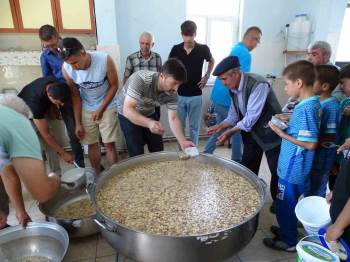 Köyün Geleneksel Aşuresini 14 Yıldır İmam Pişiriyor
