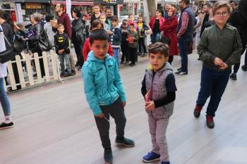 Kral Şakir’İn Çizeri Varol Yaşaroğlu Minik Hayranlarıyla Buluştu
