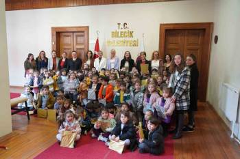 Kreş Öğrencileri Başkan Subaşı’Nın 8 Mart Dünya Kadınlar Günü’Nü Kutladı
