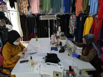 Küçük Bir Atölyede Yüzlerce Maske Ve Bone Diktiler
