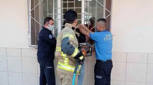 Küçük çocuk için demir korkuluklara karşı zamanla yarıştılar!