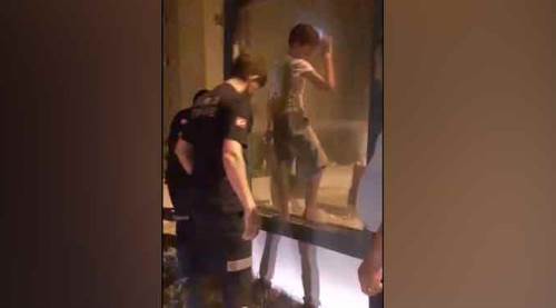 Küçük çocuk reklam panosunun içinde kaldı!