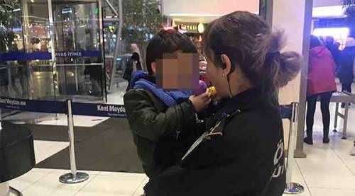 Küçük çocuk üzerinde notla annesi tarafından terk edildi