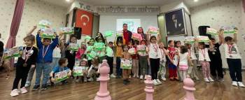 Küçük Hanımlar Ve Beyler Doyasıya Eğlendi
