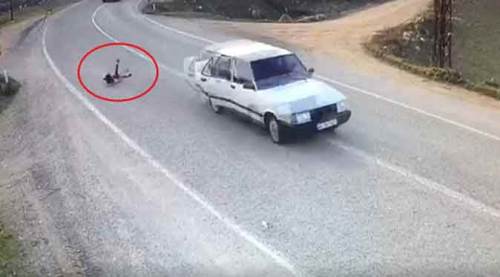 Küçük kız otomobilden böyle fırladı!