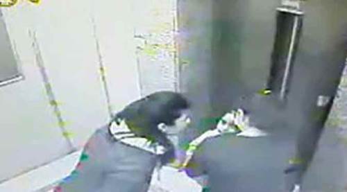 Küçük kızın yanında dehşeti yaşattı: Yumrukladı, saçını çekip yere düşürdü...