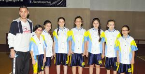 Küçük kızlar parkede