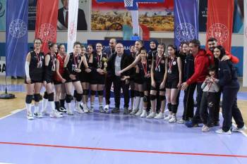 Küçük Kızlar Voleybol Müsabakaları Sona Erdi
