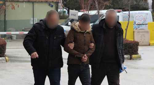 Küfür eden arkadaşını bıçakladı