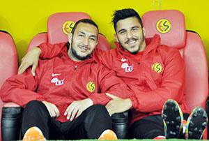 Kulübeye çekildiler