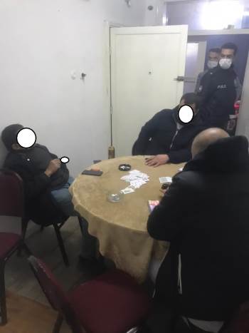 Kumar Oynarken Yakalandı, Ceza Yazılmasını Sigara İçerek Bekledi
