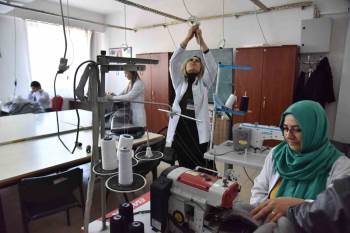 Kumaşlar Belediyeden, Tulumları Üretmek Bayanlardan
