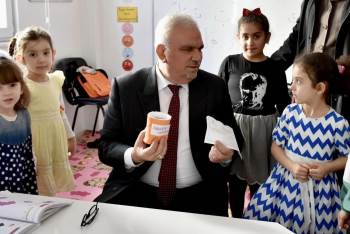 Kumbaralarındaki Harçlıklarını Depremzede Kardeşleri İçin Bağışladılar
