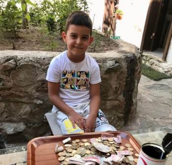 Kumbarasındaki Harçlıklarını Kızılay’A Verdi
