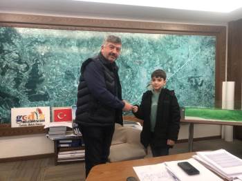 Kumbarasını Depremzedeler İçin Bağışladı
