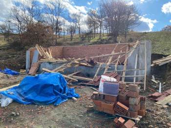 Kümes Çatısı Çöktü, Altında Kalan 2 İşçiden Biri Hayatını Kaybetti
