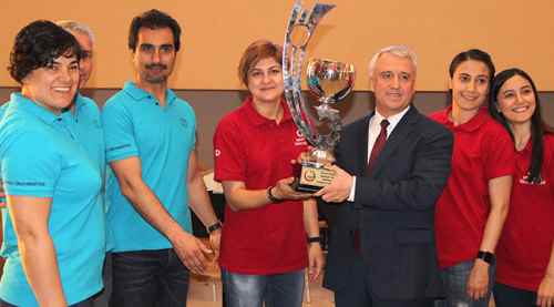 Kupaları Rektör Gündoğan’a takdim ettiler