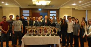 Kupalarını aldılar