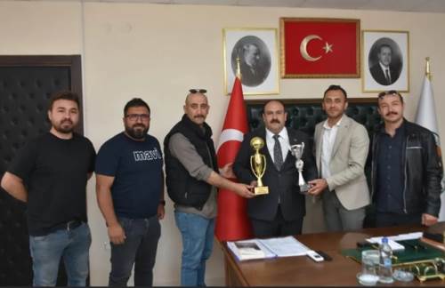 Kupayı başkana götürdüler