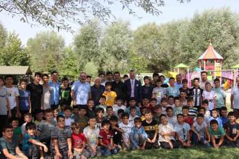 Kur’An Kursu Öğrencileri Protokol Üyeleriyle Piknikte Bir Araya Geldi
