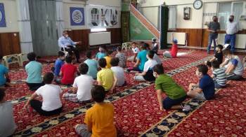 Kur’An Kursu Öğrencilerine Dondurma İkramı
