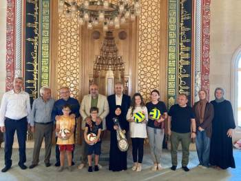 Kur’An Kursu Öğrencilerine Spor Malzemeleri Dağıtıldı
