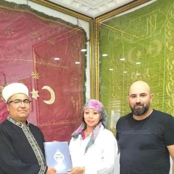 Kur’An Okuyunca Huzur Bulduğunu Söyleyen Kadın Müslüman Oldu
