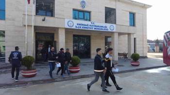 Kürek Ve Palalarla Birbirlerine Saldıran 14 Kişiyi Polis Yakaladı
