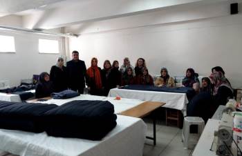 Kursiyerler, Deprem Bölgesi İçin ’Su Geçirmez’ Uyku Tulumu Dikiyor
