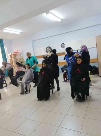 Kursiyerler Köy Sakinleri Ve Öğrencilere Cilt Bakımı Yaptı
