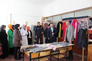 Kursiyerlerle Yakından İlgilendi
