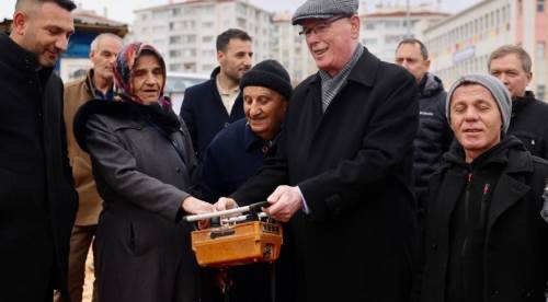 Kurt elini taşın altına koyuyor