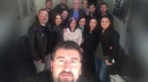 Kurt gazetecilerle pasta kesti