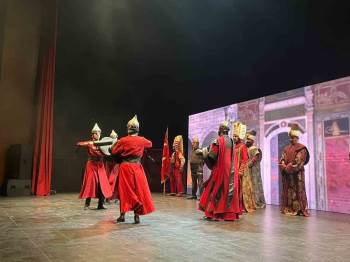 Kuruluştan Kurtuluşa Anadolu Medeniyetleri Defilesi Ayakta Alkışlandı
