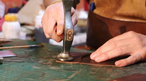 Kurumsal hayatı bırakıp huzuru Eskişehir’deki deri atölyesinde buldu!