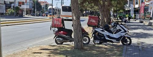 Kurye motosikletleri çimlerde
