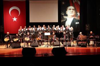 Kütahya Belediyesi Kültür Ve Sanat Akademisi Türk Halk Müziği Korusu İlk Konserini Verdi
